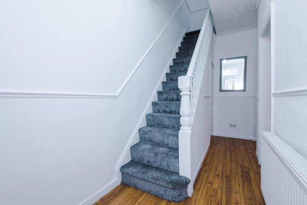 Spacious 4-bed House Casa de férias Manchester
